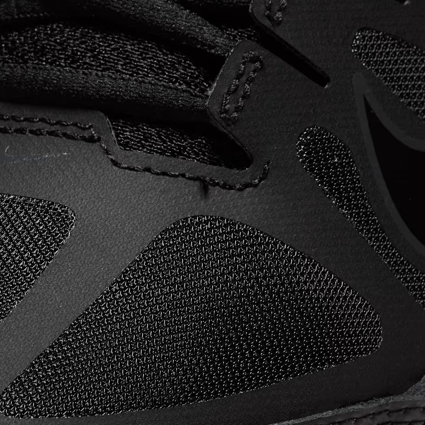 Tênis Nike Reax 8 TR Mesh masculino preto vista frontal com detalhes em mesh e cadarço